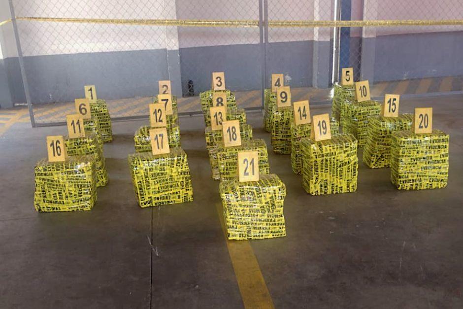 Al realizarle las pruebas de campo al contenido de los paquetes, dieron para presuntivo cocaína. (Foto: PNC)