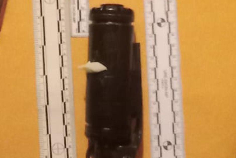 Las autoridades aún determinan que tipo de artefacto es y el lugar donde o la forma en que fue adquirido. (Foto: PNC)