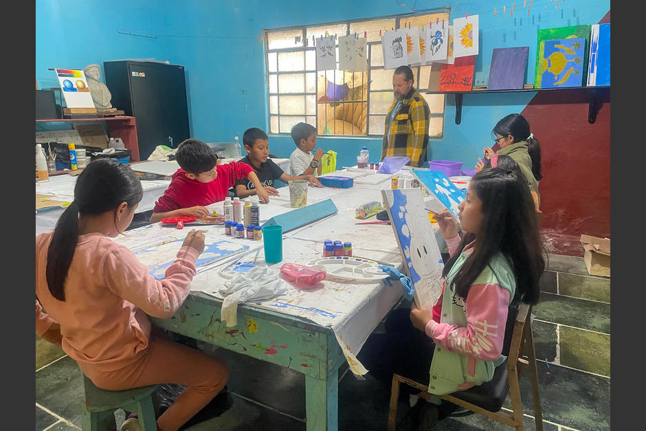 Niños y niñas pueden elaborar obras artísticas con distintas técnicas. (Foto: Cortesía Escuela Alfredo Gálvez)