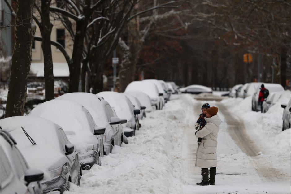Más de un millón de personas no tienen servicio de electricidad en Estados Unidos y las autoridades reportan 11 personas fallecida hasta este lunes 26 de enero. (Foto: AFP)Tormenta invernal, vórtice polar, Estados Unidos, muertos