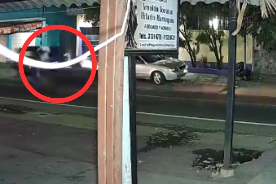 Dos personas resultaron gravemente heridas tras el accidente de tránsito. (Foto: captura de video)