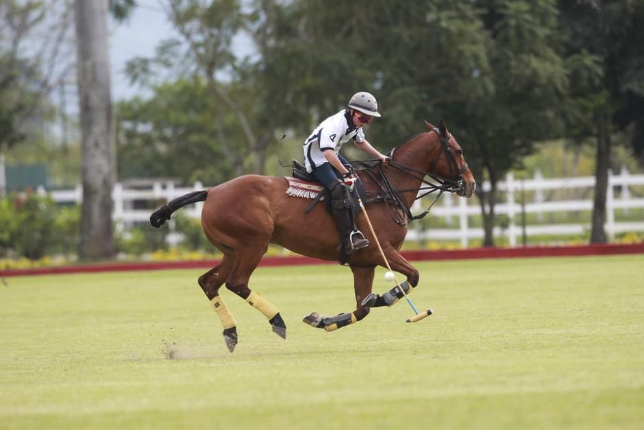 El Polo siempre ha corrido por las venas de Gabriel desde niño, ya que su abuelo y papá, quienes se llaman Enrique, practicaron y aún juegan este deporte.