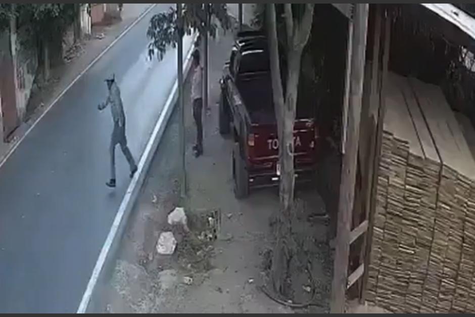 Tras el impacto, el auto terminó del otro lado de la calle. (Foto: captura de video)