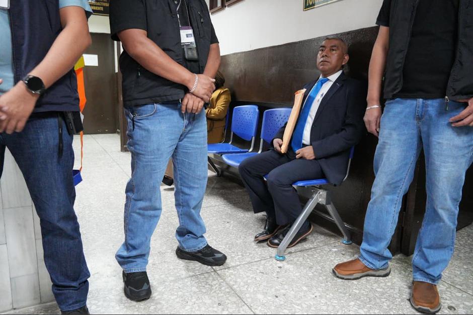 Rafael Curruchiche, jefe de la Feci, custodiado por su seguridad en torre de tribunales. (Foto: Wilder López/Soy502)
