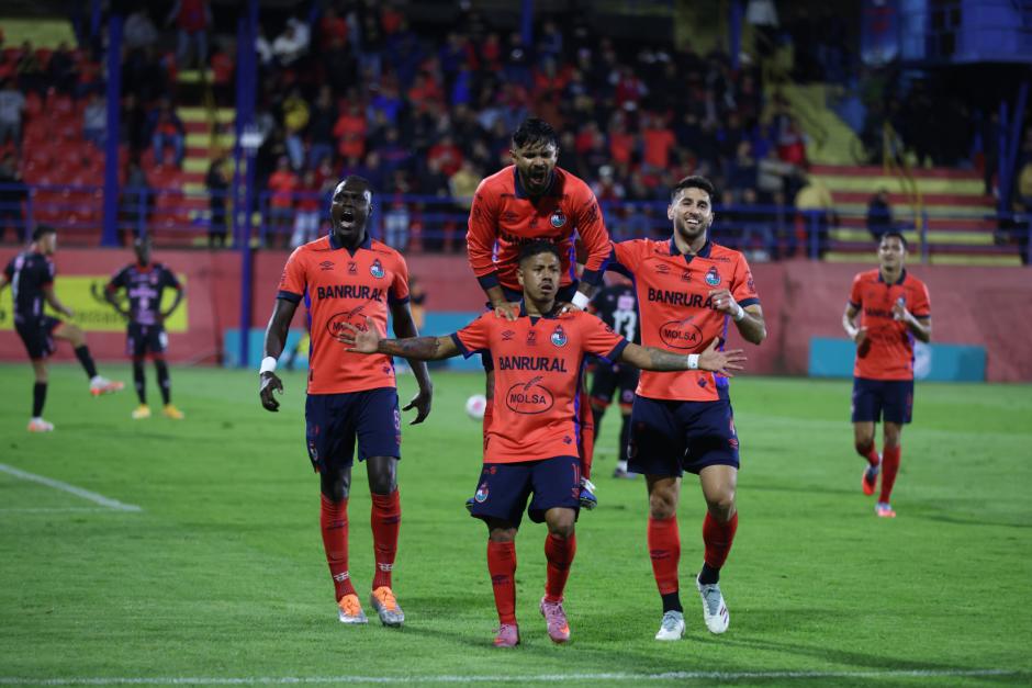 Pedro Altán festeja junto a sus compañeros el zurdazo que acabó en el fondo de la portería para el 1-0 de Municipal. (Foto: Juan Mijangos / Nuestro Diario)