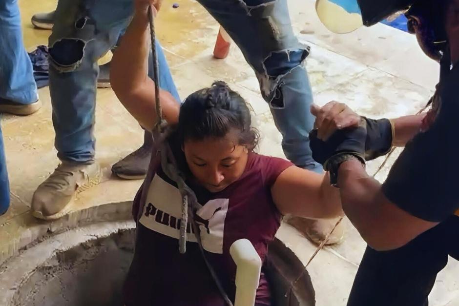 La mujer descendió varios metros para poder salvar la vida de su esposo. (Foto: Redes Sociales)