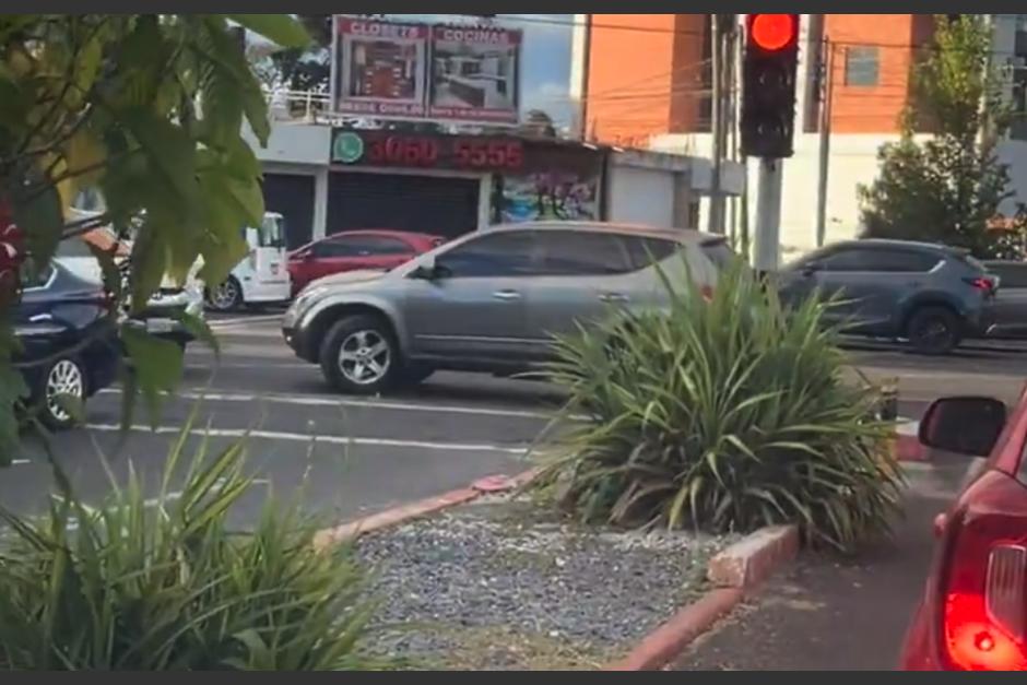 Un conductor grabó la imprudente maniobra. (Foto: captura de video)