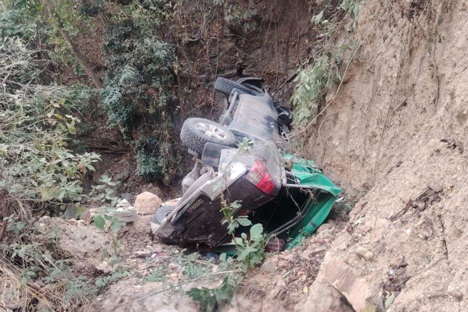 El vehículo quedó volcado tras caer a la hondonada en el kilómetro 35 de la ruta al Atlántico. (Foto: Asonbomd)