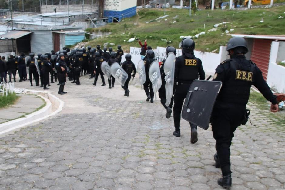Elementos policiales se preparan para iniciar operativo en el preventivo. (Foto: PNC)
