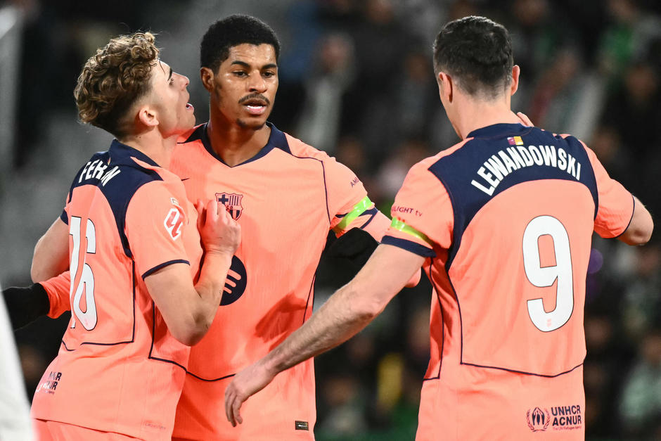 Fermín y Lewandowski felicitan a Rashford (centro), autor del tercer gol del Barsa ante el Elche. (Foto: AFP)