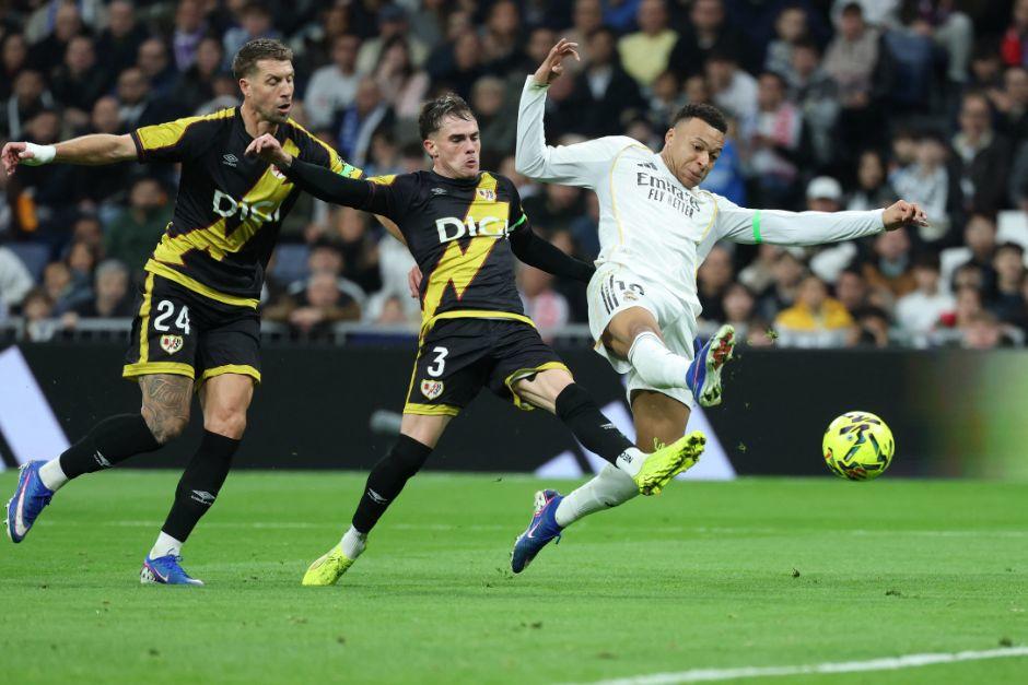 Gracias a un gol de penal de Mbappé, los merengues dejaron los tres puntos en casa tras vencer a un aguerrido Rayo. (Foto: AFP)
