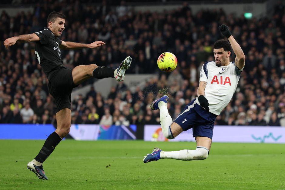 El taconazo de Solanke para anotar el gol que pondría el empate definitivo para los spurs. (Foto: Premier League)