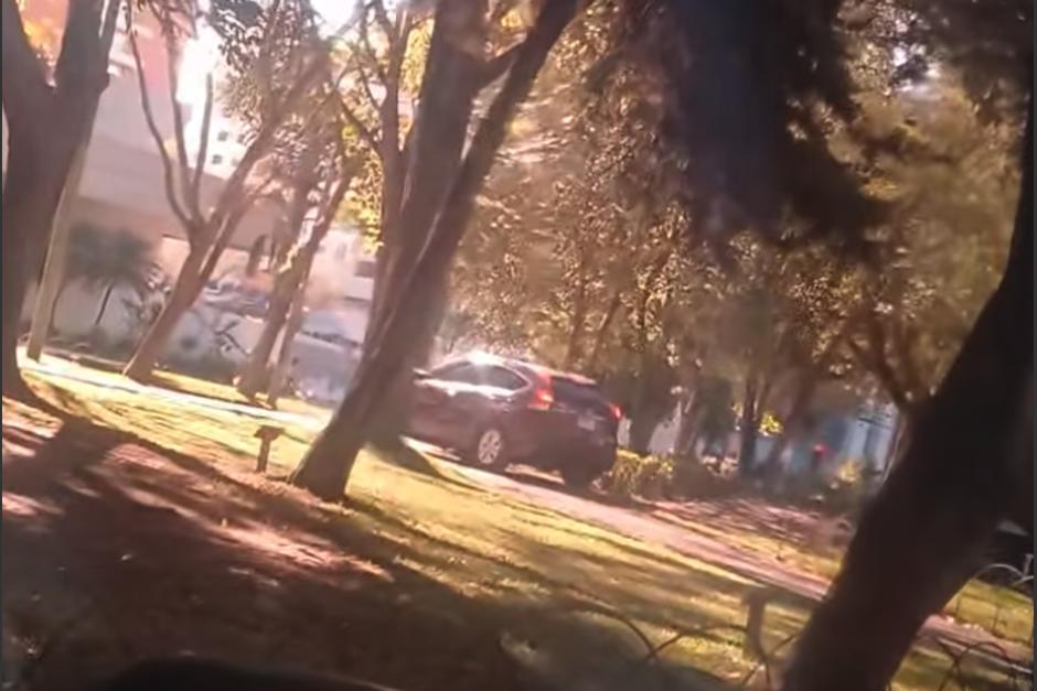 Un usuario que estaba en la cola grabó la imprudencia. (Foto: captura de video)