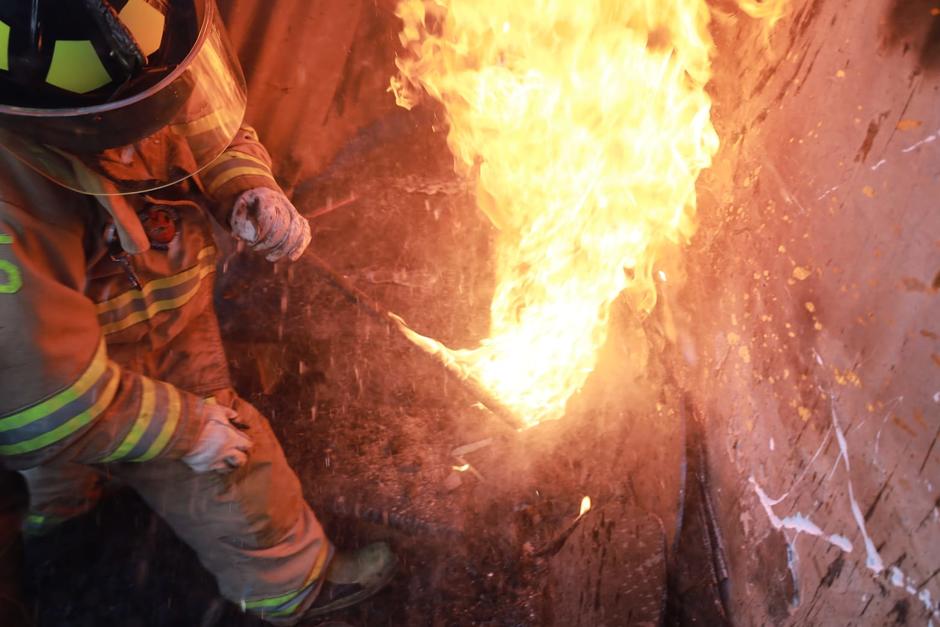 El fuego consumió por completo una vivienda en San José Pinula. (Foto: Bomberos Voluntarios)