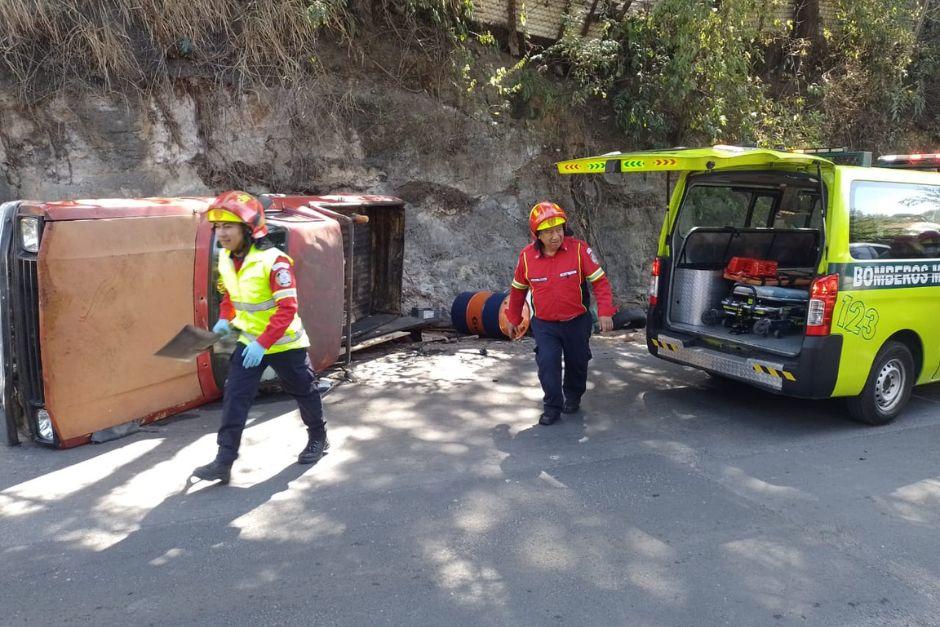 Un picop terminó volcado sobre la vía pública y una persona resultó herida. (Foto: Bomberos Municipales)