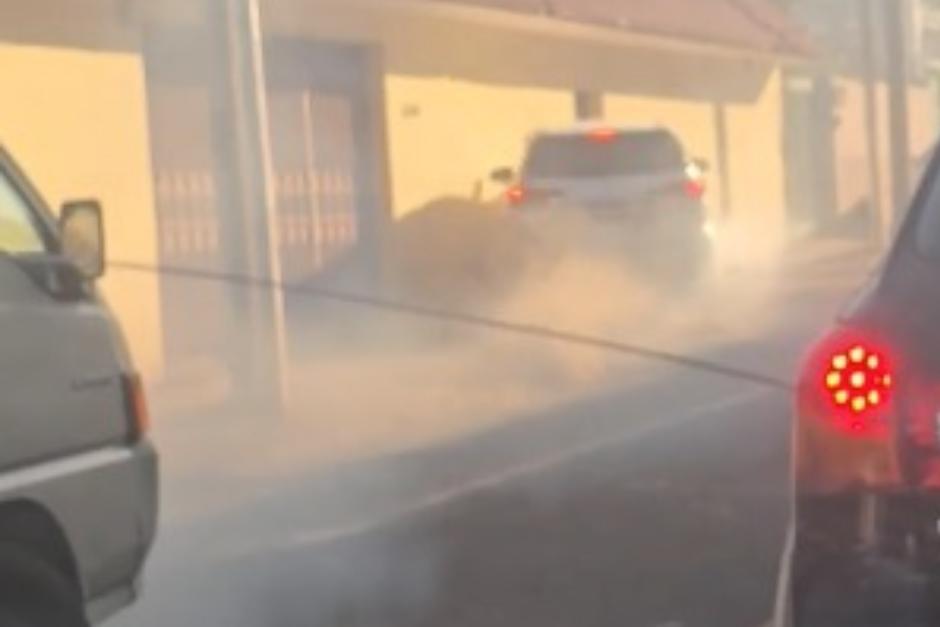 Al lugar se presentaron bomberos y atendieron al conductor. (Foto: Captura de video/Cortesía)