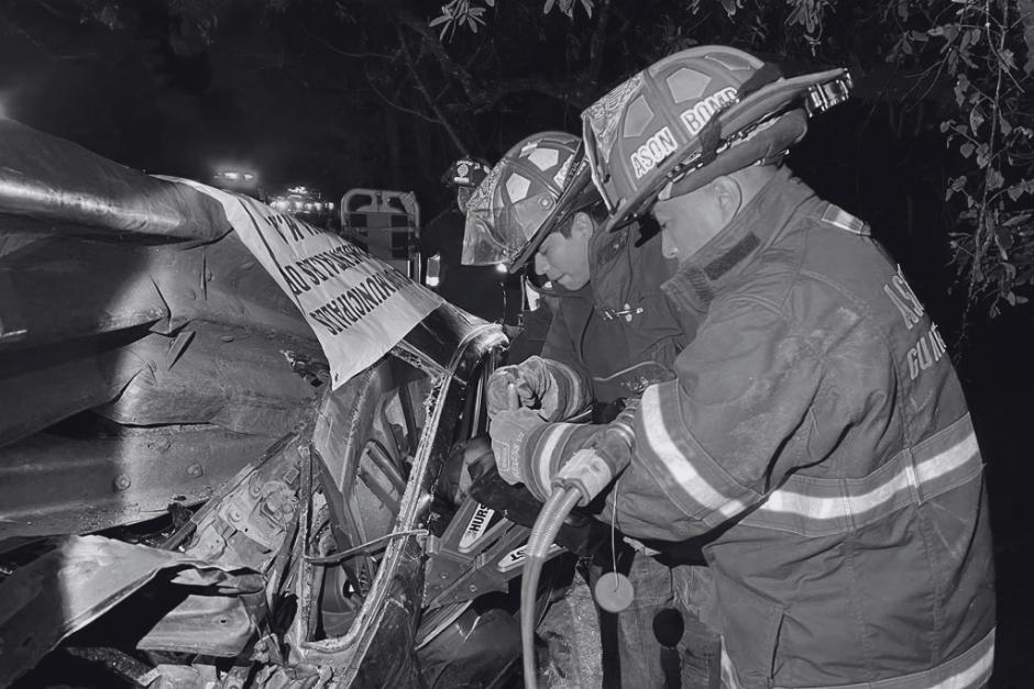 Bomberos utilizaron equipo especial de extracción por varias horas para recuperar el cuerpo. (Foto: ASONBOMD) 