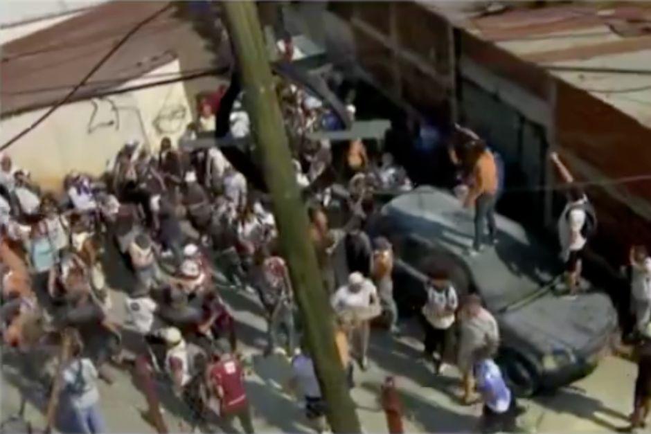 Aficionados de Comunicaciones han hecho algunos disturbios en las afueras del estadio de Mixco. (Foto: captura de video)
