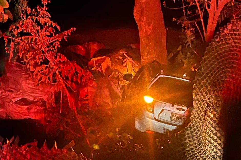 El vehículo quedó atrapado entre escombros y árboles. (Foto: redes sociales)