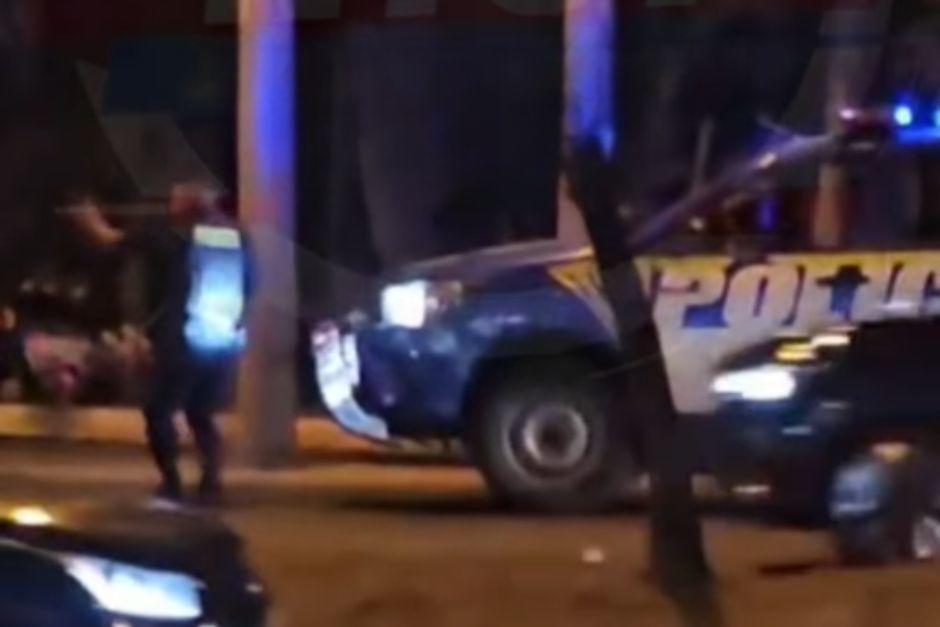 Agentes policiales llegaron al rescate de la joven que era secuestrada en el Anillo Periférico. (Foto: captura de video)