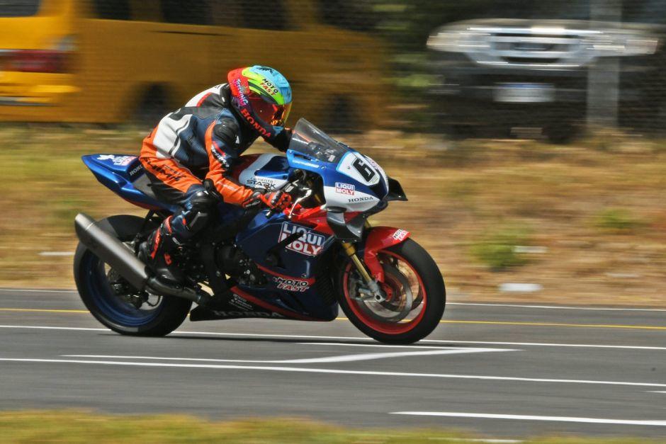 Más de 50 corredores participaron en la primera fecha del Campeonato de Motovelocidad 2026, que se desarrolló en el Autódromo Los Volcanes. En la imagen, Jeffrey Echevería, conquista la división 1000 cc. (Foto: PSLMX)