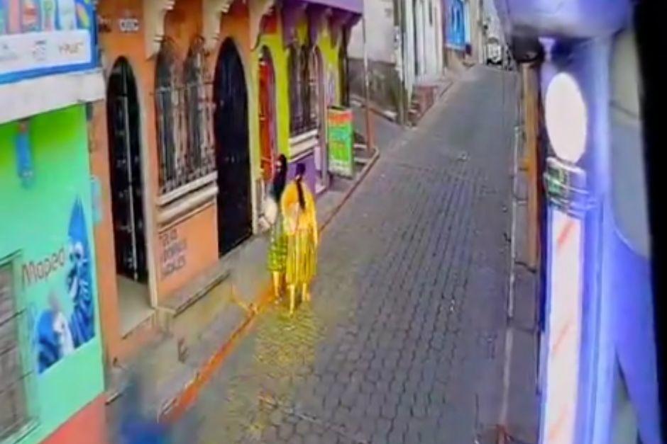 Las mujeres caminaban sobre la calle cuando una de ellas fue atropellada. (Foto: Captura de video)