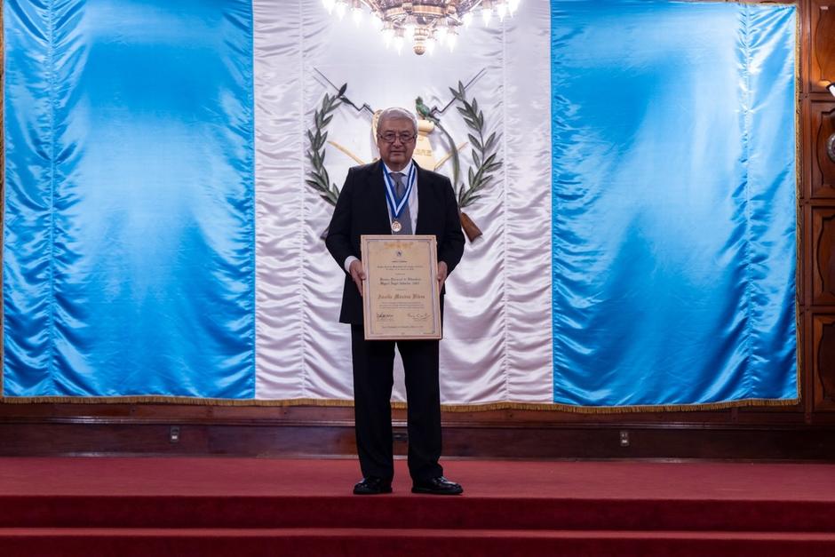 El escritor se hizo presente para recibir la premiación. (Foto: Cortesía MCD)