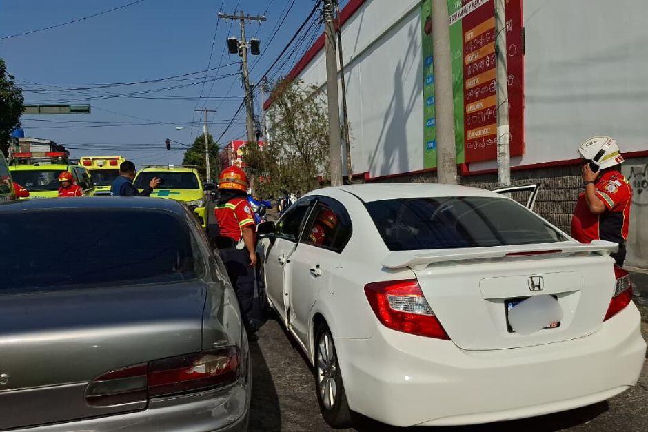 La víctima fue atendida por los socorristas tras presentar heridas de bala. (Foto: Bomberos Municipales)