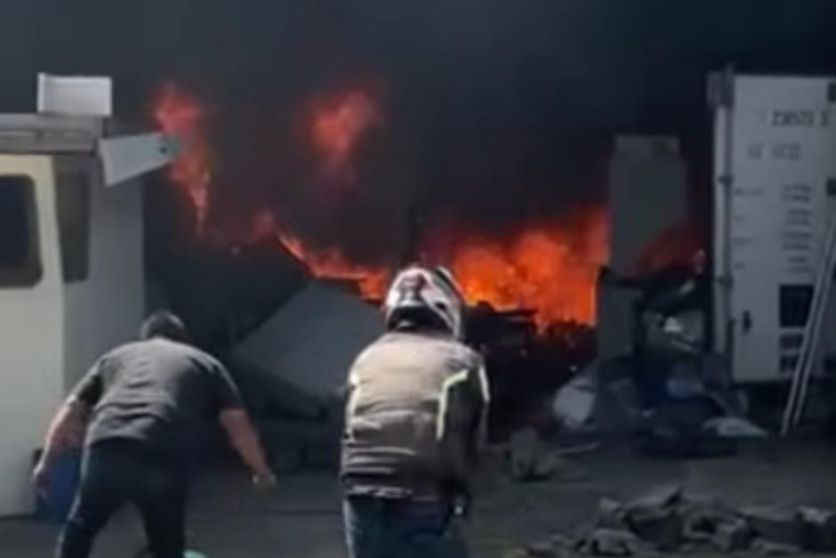 El incendio sucedió el la colonia La Joyita en Villa Nueva. (Foto: Captura de video/Redes Sociales)