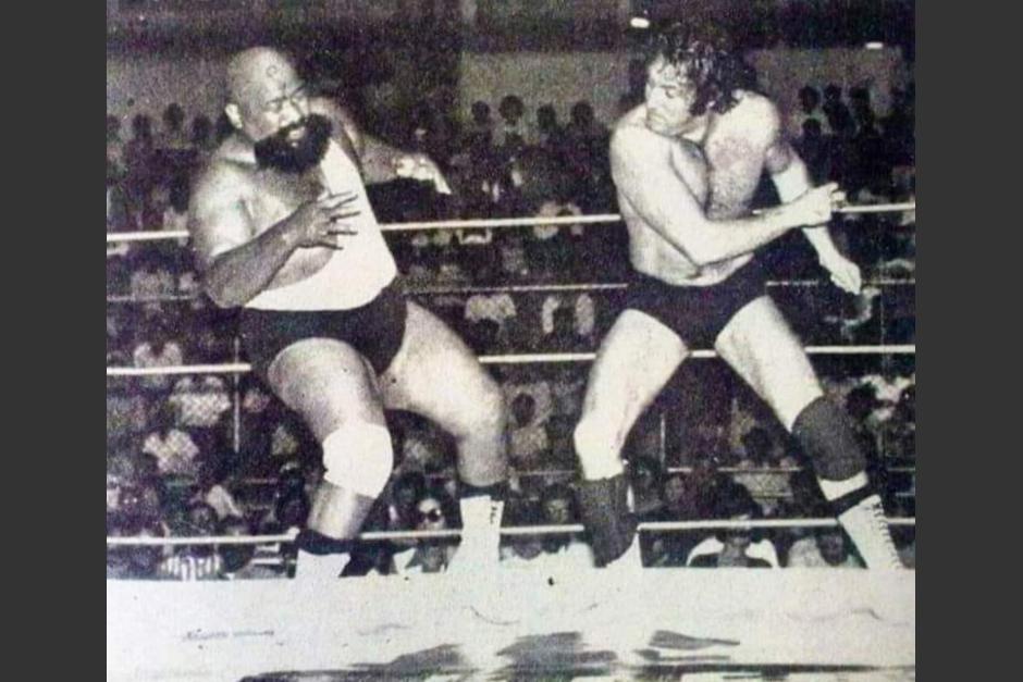 El Gran Mamut (izquierda) enfrentando a José Azzari, el "Tigre de Chiantla", en una lucha en el gimnasio nacional. (Foto: Maynor Mérida/Colaborador)