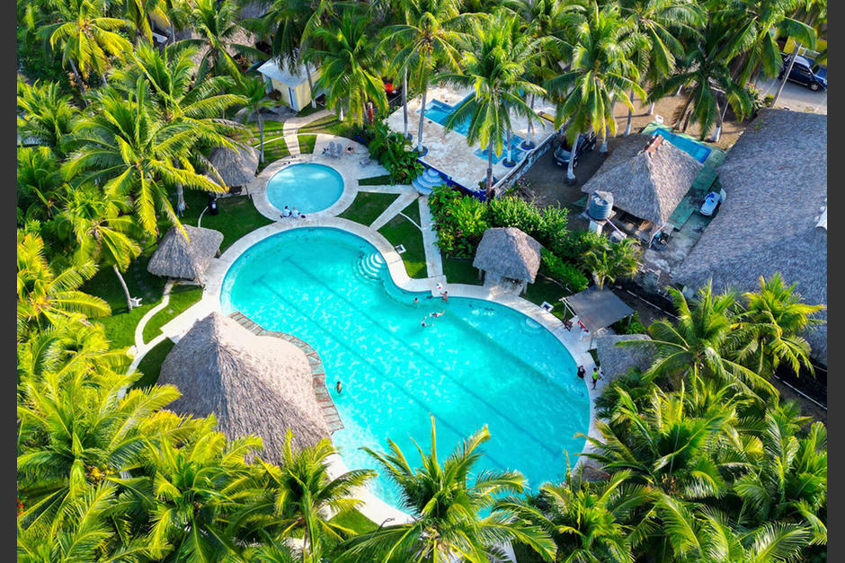 El sitio cuenta con piscinas rodeadas de palmeras y salida al mar. (Foto: Hotel Café del Sol)