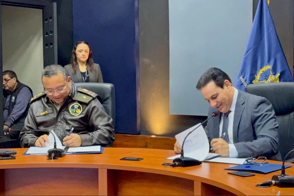 Los ministros de la Defensa Henry Saenz y el de Gobernación Marco Antonio Villeda firmaron el convenio. (Foto: Mindef / Soy502)