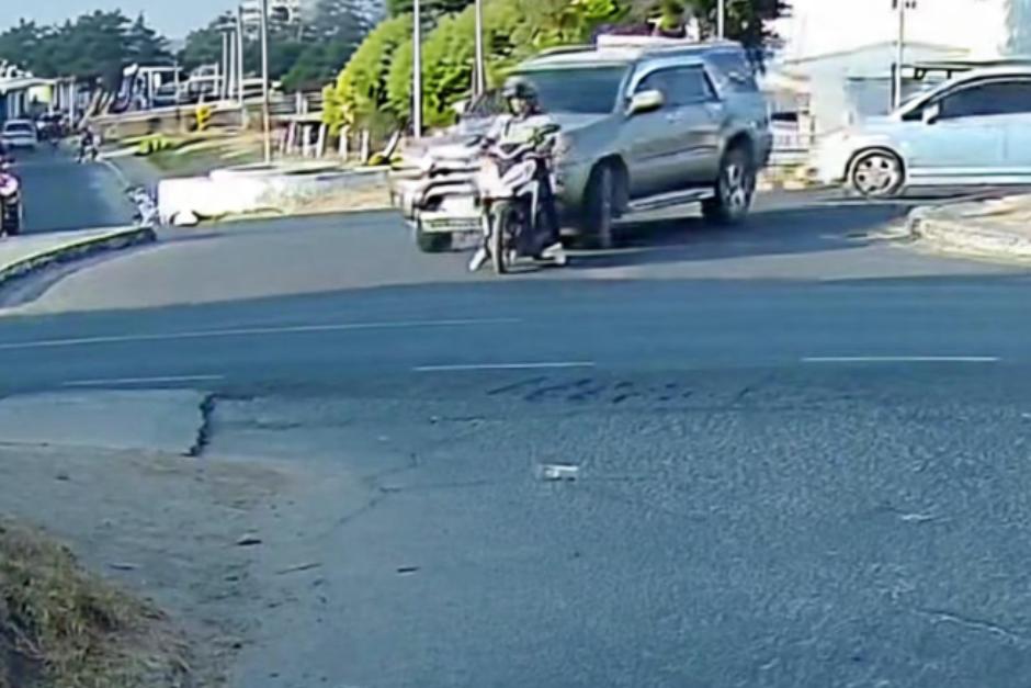 El percance vial sucedió en lo que parece ser una vuelta en U o un redondel. (Foto: Captura de video/Redes Sociales)