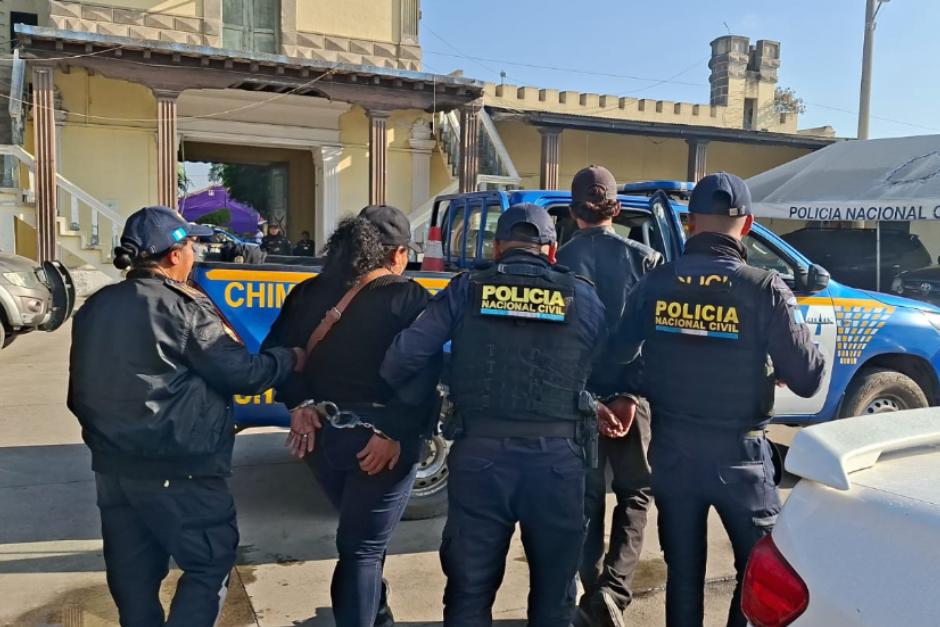 Madre e hijo son trasladados en espera de definir su situación penal. (Foto: PNC)