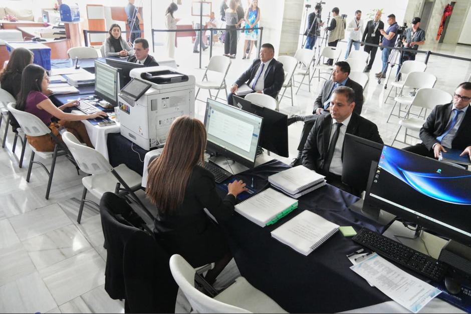 Gabriel Estuardo García Luna y Henry Alejandro Elías Wilson entregan su expediente para Fiscal General y Jefe del Ministerio Píblico (MP). Wilder López/Soy502