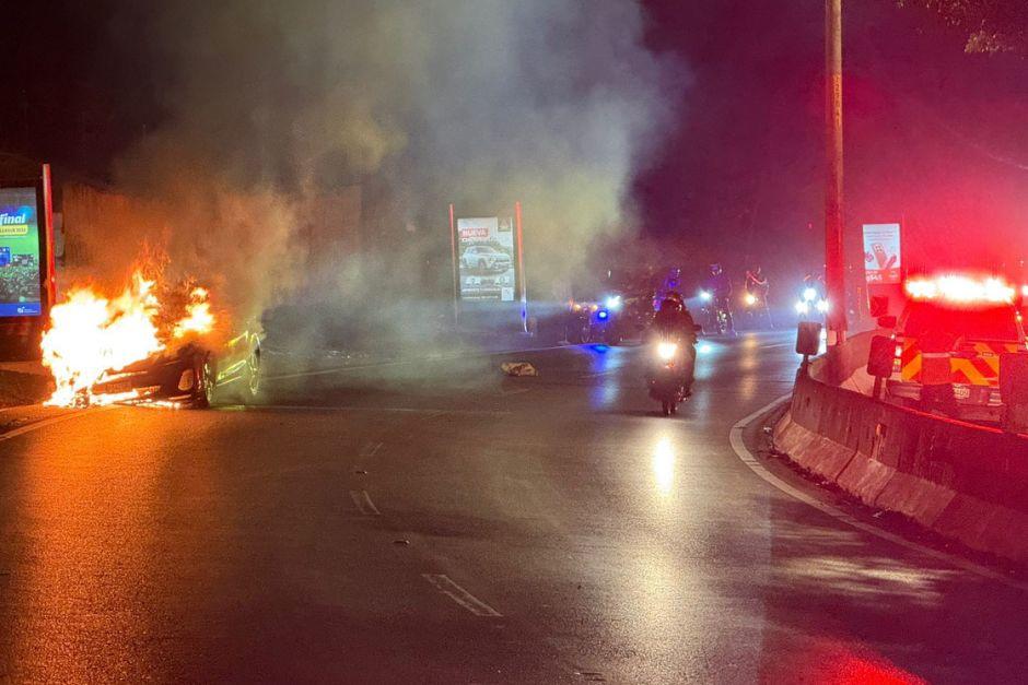 El automóvil se incendió en pleno tránsito de carretera a El Salvador. (Foto: Bomberos Voluntarios)