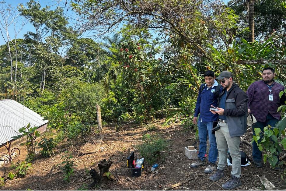 Técnicos de Insivumeh recaban información para llevar a cabo análisis científicos. (Foto: Archivo / Soy502)