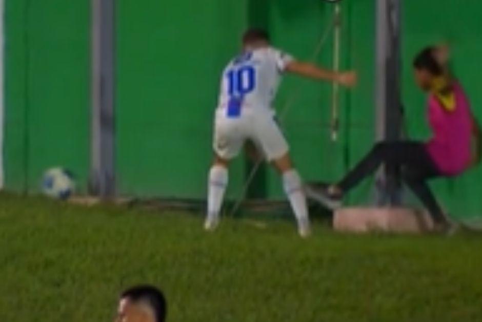 El niño cayó al piso luego del empujón. (Foto: captura de video)