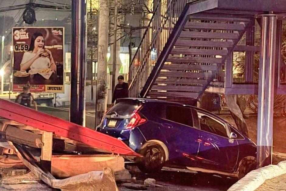 El vehículo derivo varias estructuras tras el impacto. (Foto: redes sociales)