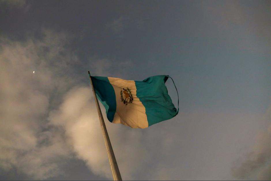 La bandera de Guatemala se ondea con una parte rasgada en la Plaza de la Constitución. (Foto: Oscar Rivas/colaborador)
