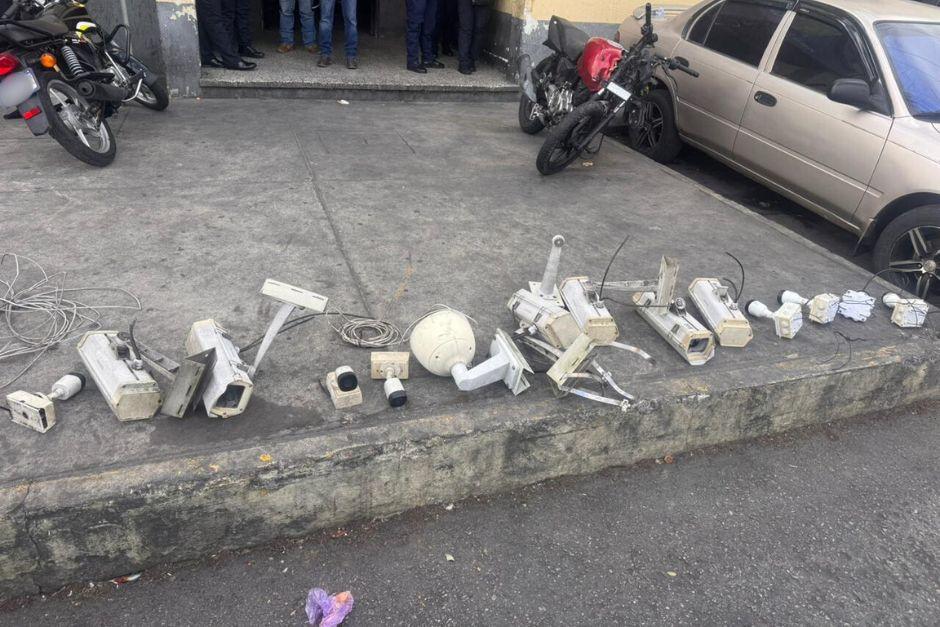 Las cámaras clandestinas fueron instaladas presuntamente por terroristas. (Foto: PNC)