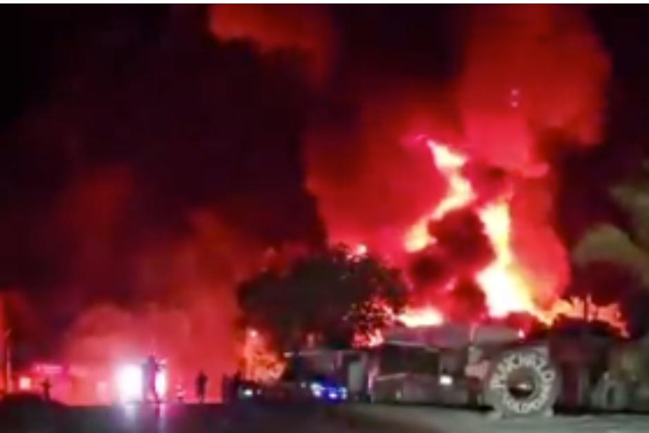 El hecho alertó a vecinos del área por la magnitud del siniestro. (Foto: Captura de video/Amilcar Montejo)