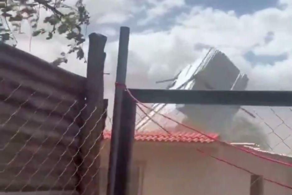 El techo de lámina se desprendió debido a las fuertes ráfagas de viento en Escuintla. (Foto: captura de video)
