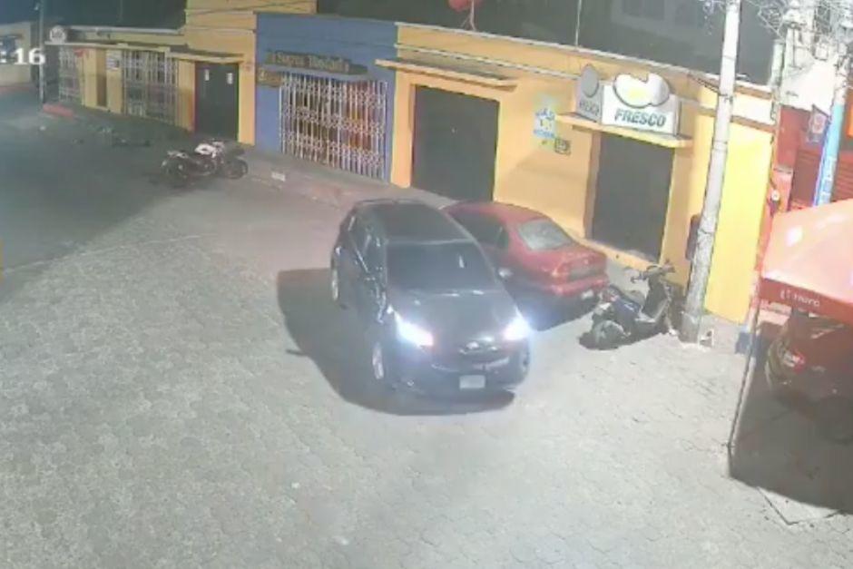 La camioneta impactó con el auto estacionado cuando retrocedía y después huyó del lugar. (Foto: Captura de video)