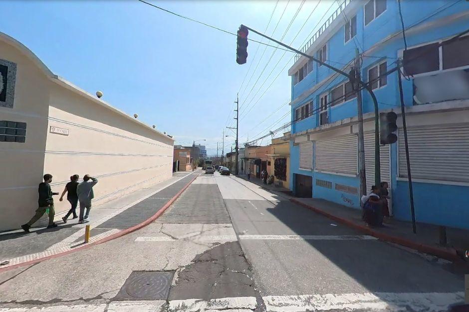 Un accidente de tránsito estuvo cerca de registrarse este viernes en la 9a. calle y 1a. avenida de la zona 1 capitalina. (Foto: Google Maps)