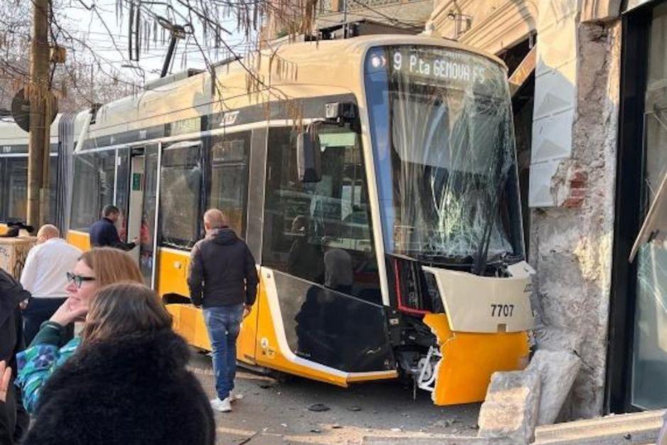 Dos muertos y 38 heridos es el saldo del descarrilamiento del tranvía. (Foto: Redes sociales)