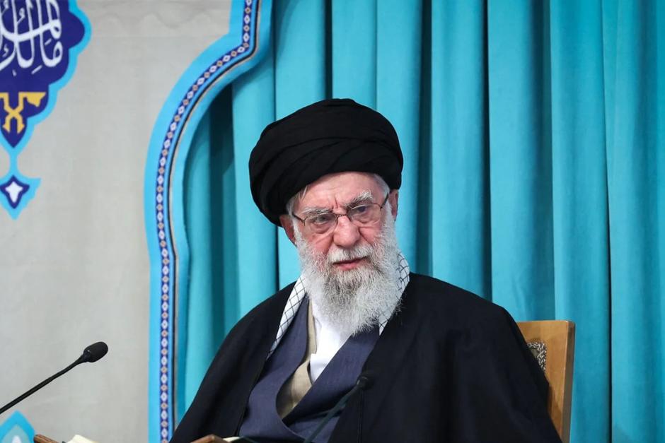 La estatua de Ali Jamenei fue derribada en Galleh Dar (provincia de Fars, Irán). (Foto: AFP/Soy502)