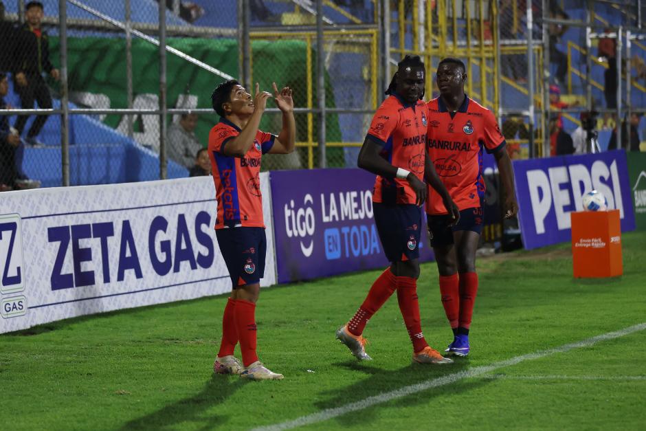 Así festejó John Méndez el gol de la victoria de Municipal. (Foto: Juan Manuel Mijangos / Nuestro Diario)