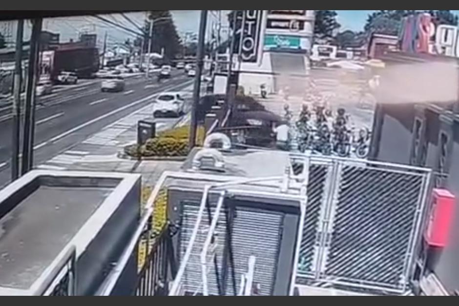 El fuerte accidente fue grabado por una cámara del comercial. (Foto: captura de video)