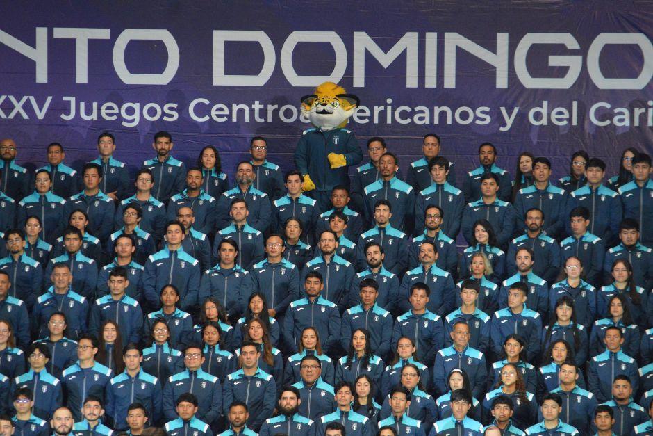 Los atletas nacionales posaron para la foto oficial de la juramentación junto a Balami, la mascota de la delegación. (Foto: Bernie Morales)